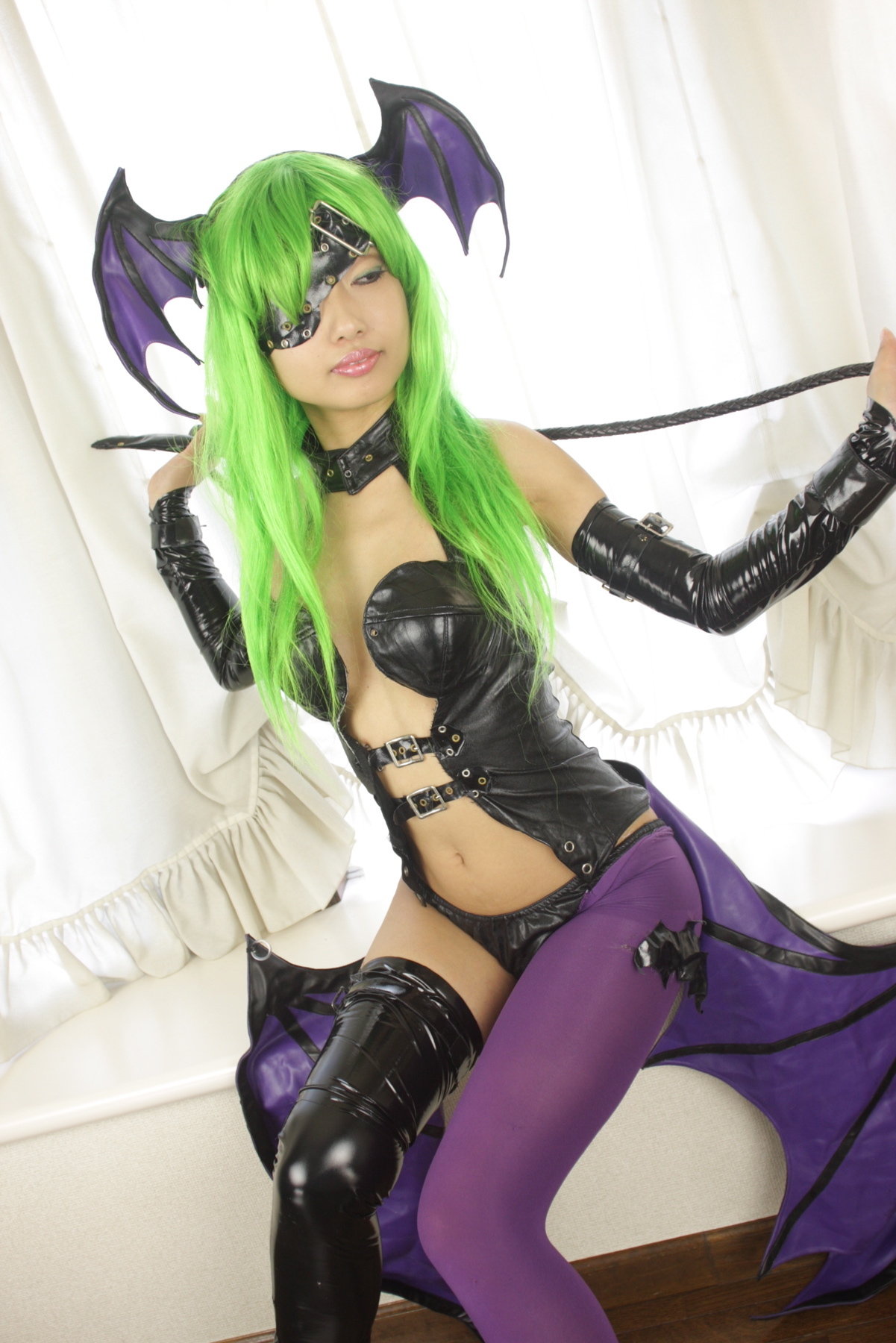 [Cosplay]  Darkstalkers  Morrigan with great body in latex